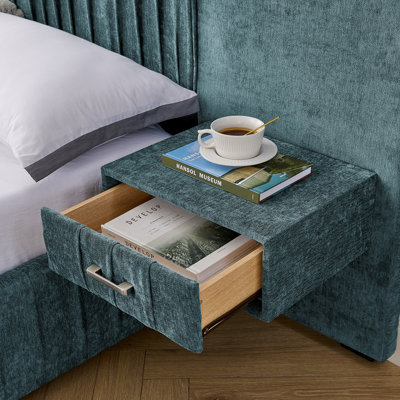 Structure de lit tapissier très grand avec tissu en chenille avec motif plissé, lit plateforme très grand avec tête de lit et structure solide et table de chevet. Pas de sommier tapissier nécessaire