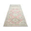 Tapis de couloir unique en laine noué à la main des années 1960 de 4 pi 10 po x 12 pi 10 po en rouge / beige / bleu