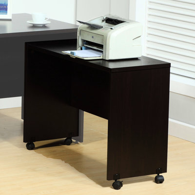 Bureau d'ordinateur rouge avec quatre roulettes et un panneau arrière à deux panneaux verrouillables