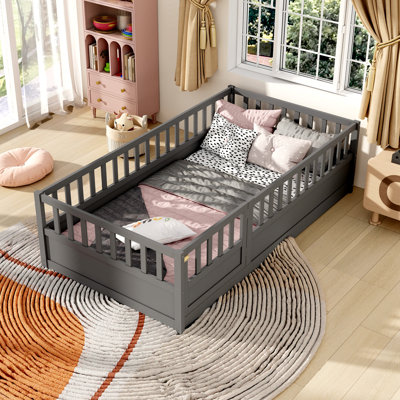 Lit simple au sol avec barrière et porte haute sécurité, conception en bois Montessori pour chambre d'enfant