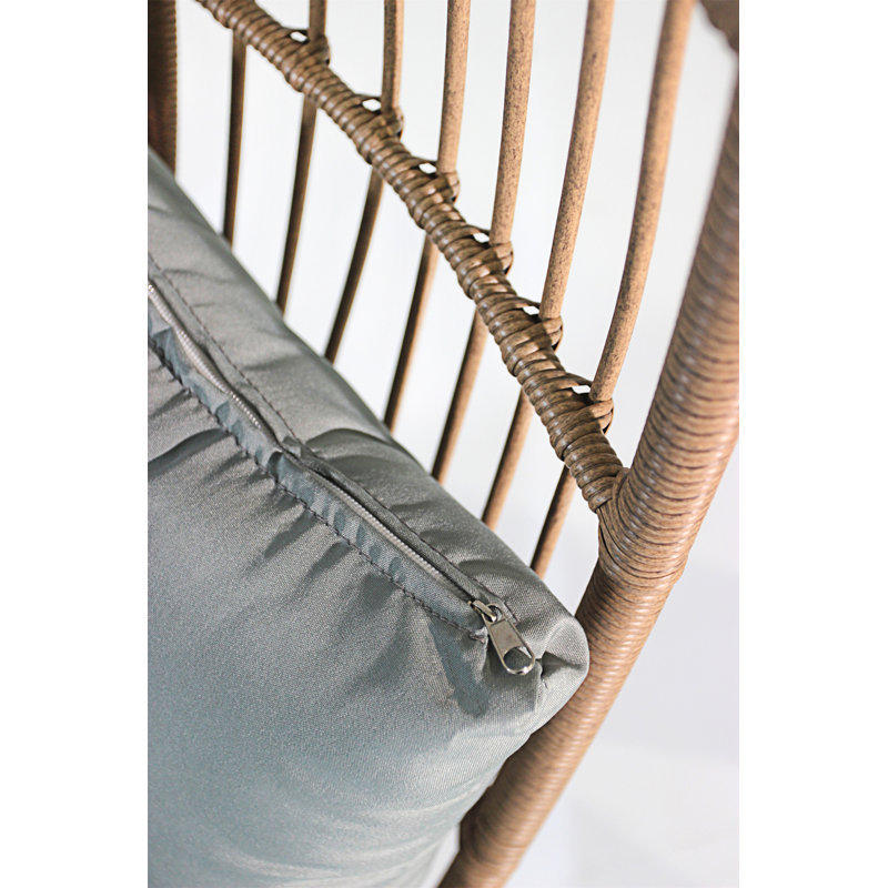 Chaise d'extérieur en osier avec repose-pieds