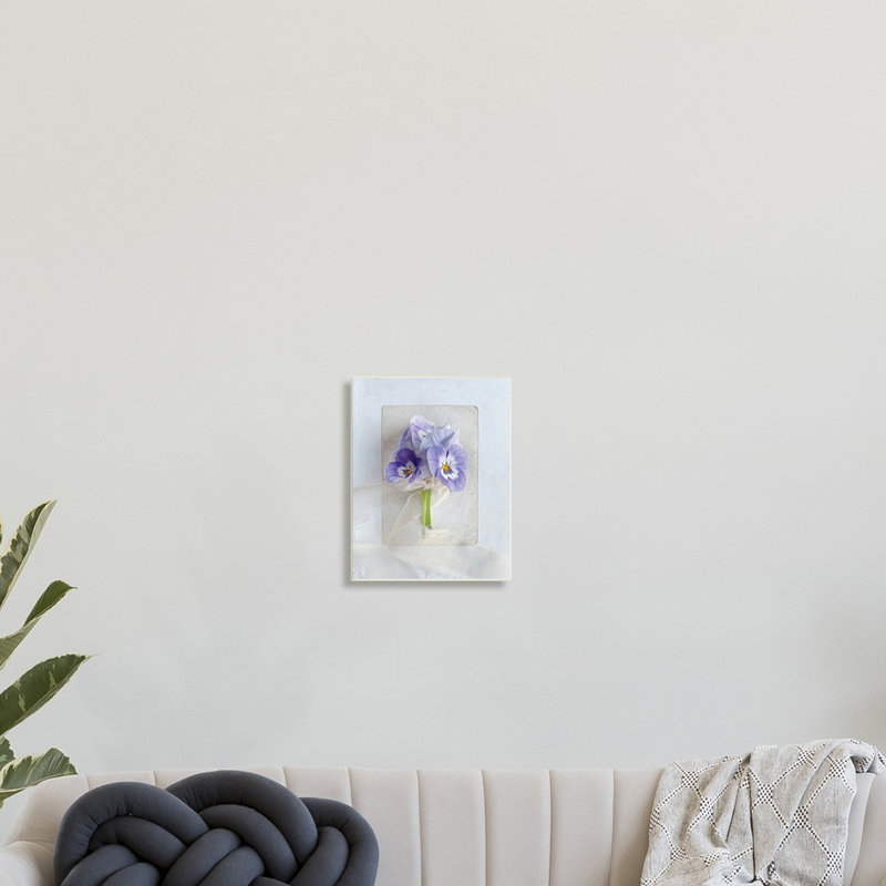 Violettes enveloppées dans un doux champ floral - Peinture, H 15 po x l 10 po x P 0,5 po, Sans cadre
