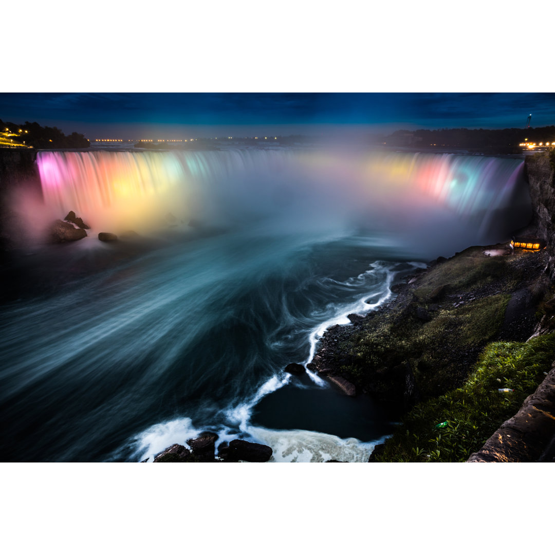 Niagarafälle bei Nacht von Leonardo Patrizi - Kunstdrucke auf Leinwand