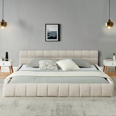 Structure de lit très grand avec revêtement en chenille épaisse beige, tête de lit, lit plateforme, sans sommier, sommeil confortable, design contemporain