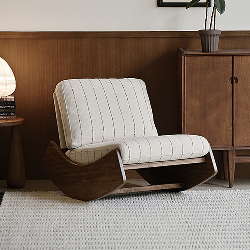 Chaise berçante élégante en bois massif rayé