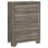 La commode et la commode avec une finition en bois rustique et des poignées subtiles combinent charme rétro et rangement spacieux pour la chambre à coucher