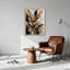 Grandes feuilles dorées et petites fleurs sur fond abstrait, tableau sur toile-382589222