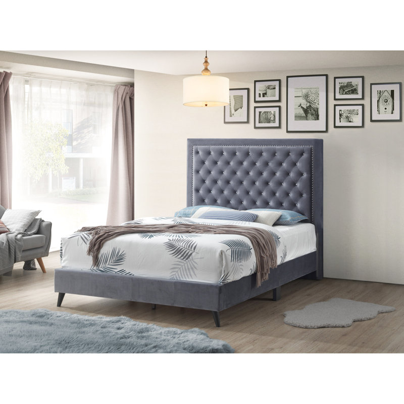 Grand lit chic gris pour le confort de la chambre à coucher - Structure moderne avec système de support surélevé