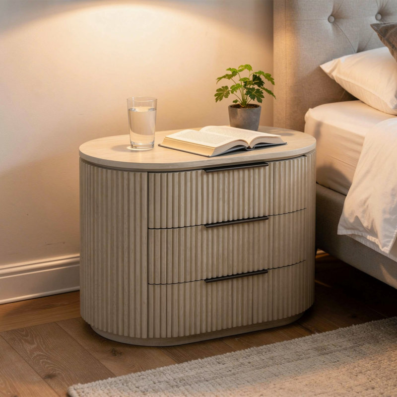 Table de chevet Dery avec ports USB, 3 tiroirs avant striés, brun chêne clair