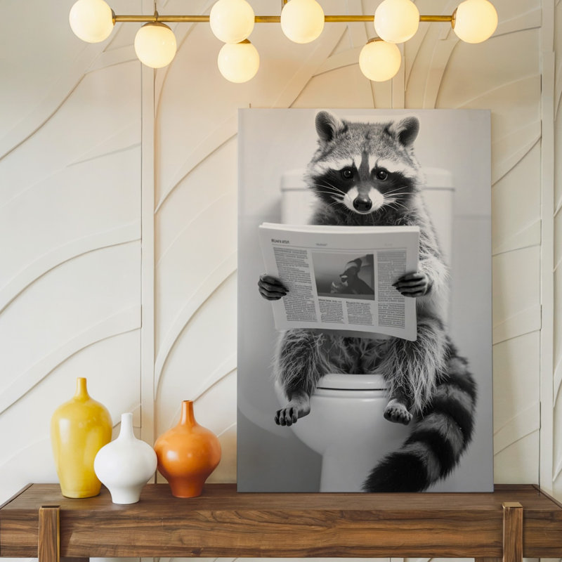 Un raton laveur assis sur une toilette lisant sur toile un journal avec une concentration complète, H 12 po x l 9 po