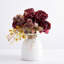 Faux fleurs dans un vase, fleurs en soie artificielle dans un vase en céramique-983142863