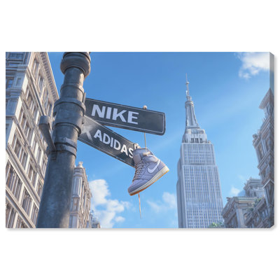 "Sneaker Hanging Crossroad", reproduction d'art sur toile par Art Remedy, galerie tendue, 36 x 24