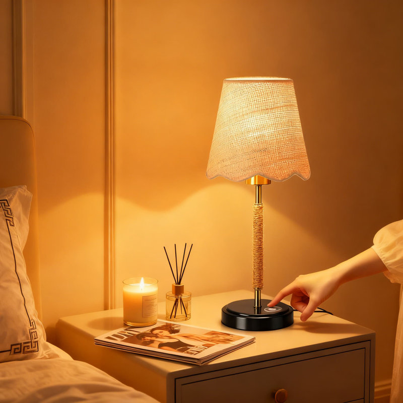 Lampe de table Boho avec contrôle tactile, abat-jour en rotin fabriqué à la main et base en laiton, lampe de table de chevet compacte pour la chambre à coucher, le salon ou le bureau