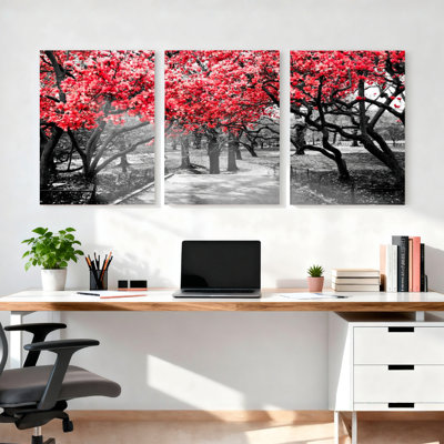 Ensemble de 3 tableaux sur toile tendue représentant un paysage de cerisiers en fleurs rouges en noir et blanc, idéal pour la décoration du salon et de la chambre.