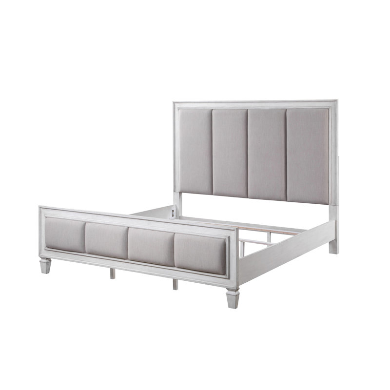 Grand lit en lin gris avec rustique pour une chambre à coucher confortable et élégante