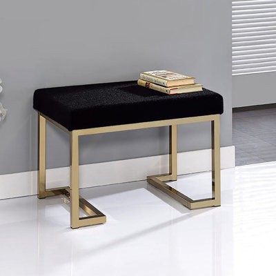 Maison moderne avec siège noir et tissu métallique couleur champagne