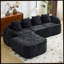 Canapé en forme de L en chenille noire qui s'agence bien avec n'importe quel salon. Il est doté d'une éponge hautement élastique pour une sensation d'assise confortable, d'accoudoirs courbés et de quatre coussins décoratifs.-2101193873