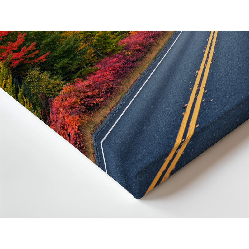 Toile, une route sinueuse qui se déploie à travers un paysage d'automne bordé par Trees Ablaze, H 20 po x l 20 po