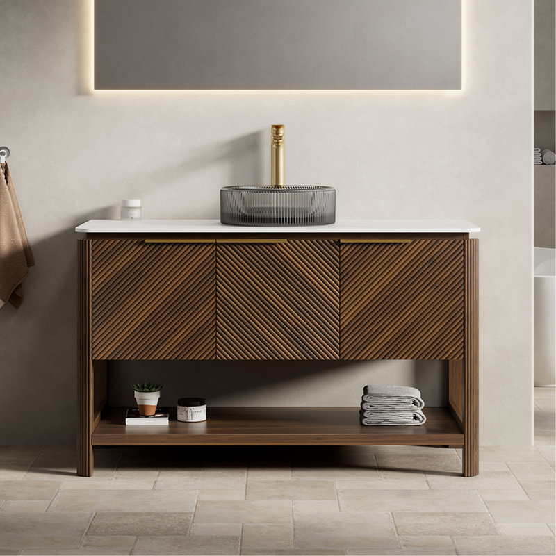 Meuble-lavabo de salle de bain, meuble de rangement autoportant en contreplaqué avec 3 portes rayées diagonales et tablette ouverte, lavabo en verre de transport noir et plateau en pierre frittée blanc de Carrare