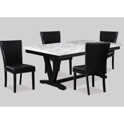 Ensemble repas pour quatre personnes