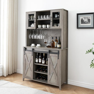 Armoire-bar Farmhouse avec portes de grange coulissantes, bahut gris de 70 po de hauteur avec support à vin et fentes pour verres à pied, armoire de rangement pour buffet de cuisine avec tablettes réglables pour la salle à manger, gris
