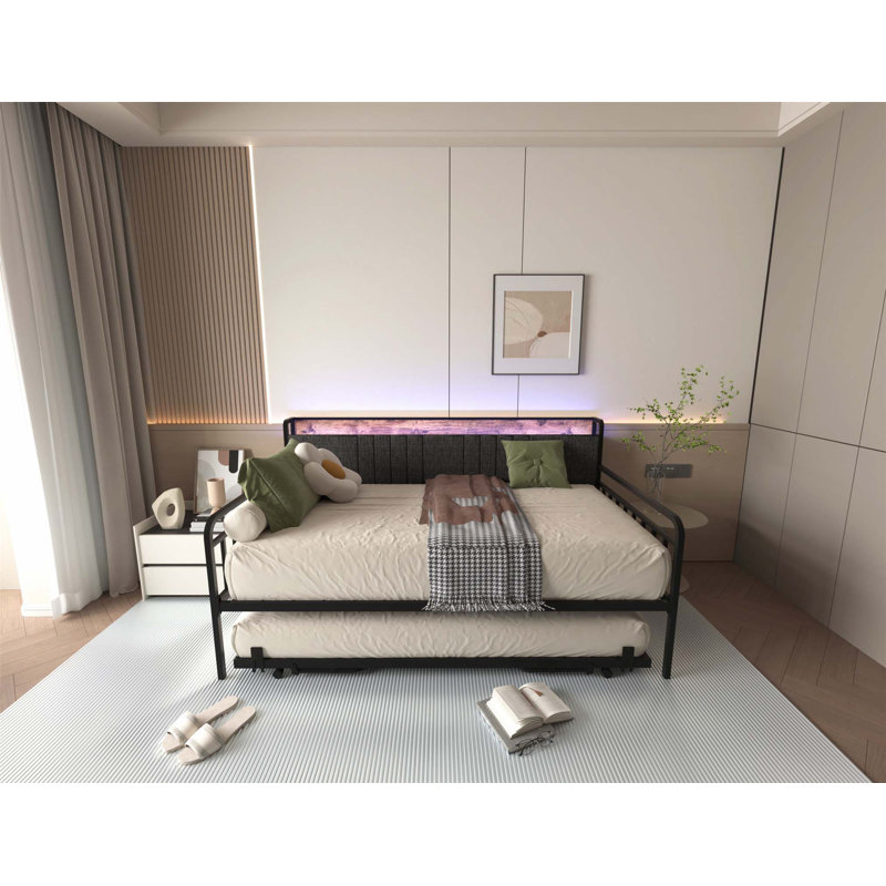 Lit de jour multifonctionnel avec tablettes de rangement, tiroirs et bureau d'étude intégré pour une utilisation efficace de l'espace.