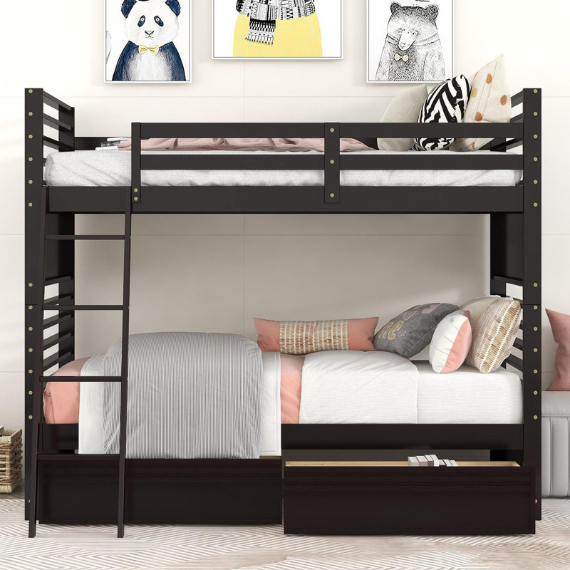 Lit superposé simple au-dessus d'un lit superposé en bois massif avec tiroirs à deux couleurs - arrangement de sommeil sûr et fiable dans un espace supplémentaire pour une solution fonctionnelle dans une chambre à coucher