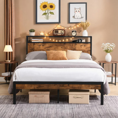 Très grand cadre de lit en métal avec panneaux latéraux en bois et ports USB; Rangement pratique; Assemblage facile et pratique.