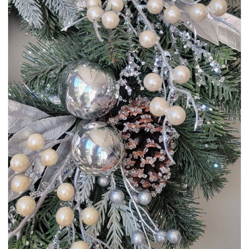 Couronne de Noël ornements de pin 22 po