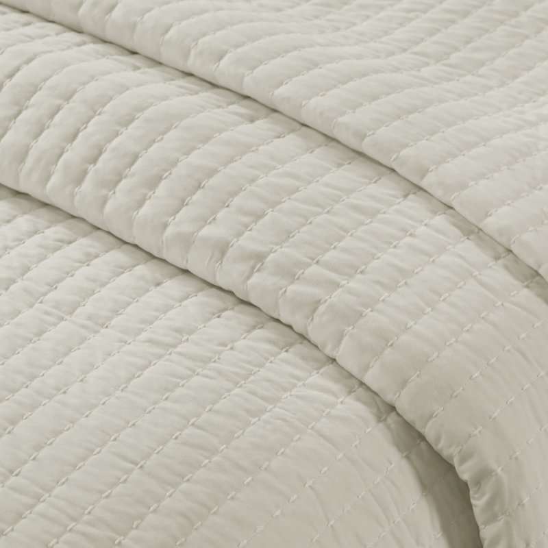 Twin/Twin Xl Bedding Quilt In Cream - Microfiber With Cotton Fill, Reversible, , Machine Washable Soft Microfiber, Filled, Sound Absorbing,