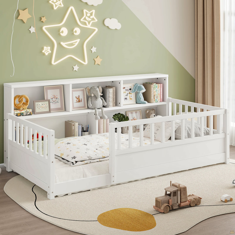 Un lit de plancher en bois simple avec une barrière de sécurité de style clôture, Lit simple, Blanc
