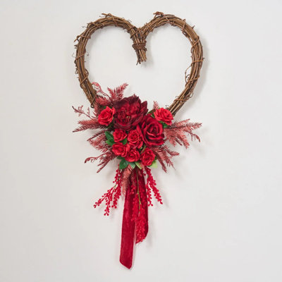 «From The Bottom of My Heart» - rose rouge et bourgogne, pin rouge métallique et mini bourgeons avec ruban de velours rouge et couronne de cœur pour la Saint-Valentin