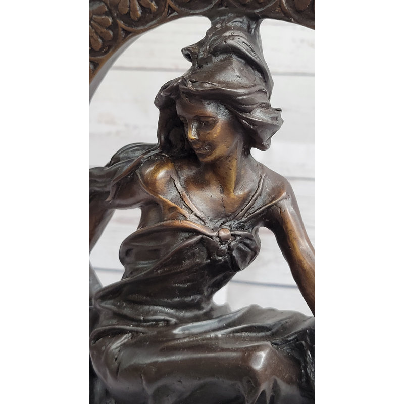 Sculpture Waights, fille assise sur la lune