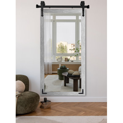 Miroir vertical moderne avec rail de porte de grange en acier et supports de coin décoratifs en métal Modern