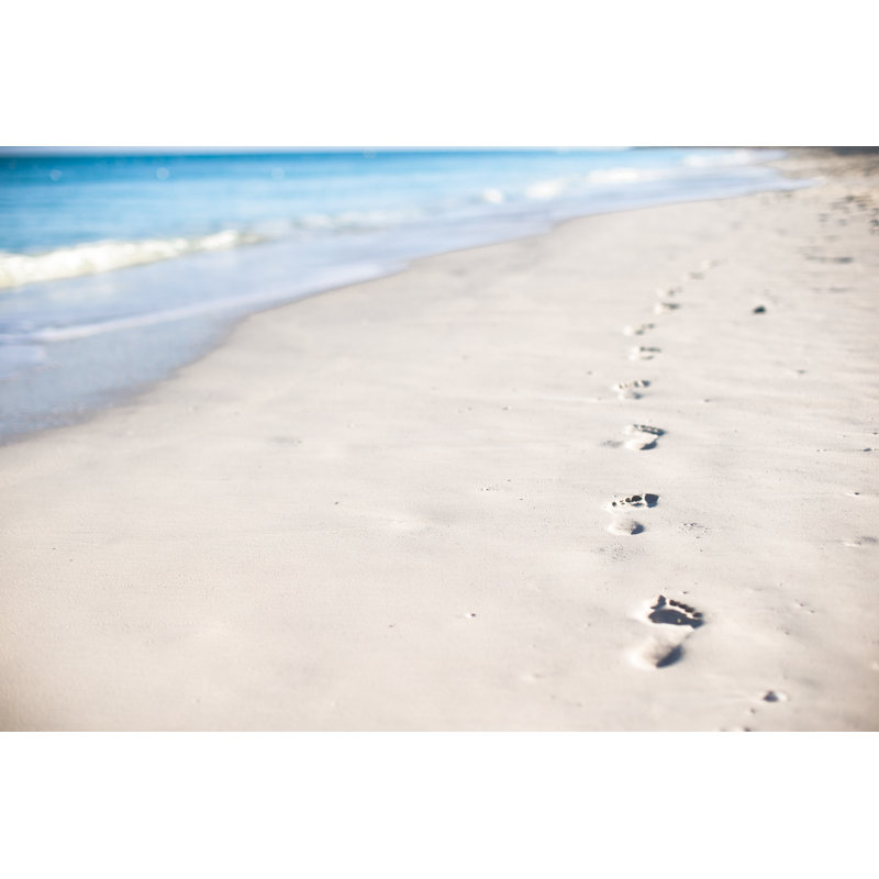 Empreintes de pas humains sur la plage par Travnikovstudio - Photographie sur toile tendue, L 12 po x H 8 po