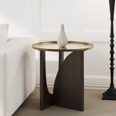Table de bout ronde avec plateau en or brossé et base en noyer massif
