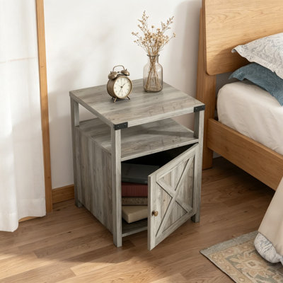 Table de chevet de ferme avec station de charge, table de bout rustique pour le salon de la chambre à coucher, table d'appoint industrielle grise avec ports et prises USB, rangement ouvert et caché, porte de grange en forme de X