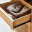 Petite armoire de rangement en rotin brun clair