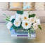 Grand arrangement de fausses fleurs de Austin