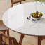 Table d'appoint simple et petit appartement-106445703