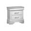 Table de chevet blanche avec deux tiroirs et poignées décoratives de luxe pour chambre à coucher - utilisation accentuée