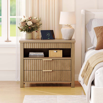 Table de chevet cannelée à 2 tiroirs de 70 cm de large avec station de recharge et étagère coulissante, table d'appoint moderne avec rangement ouvert pour la chambre ou le salon