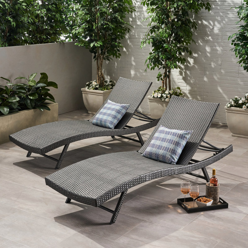 Méridienne grise avec structure en fer pour les chaises