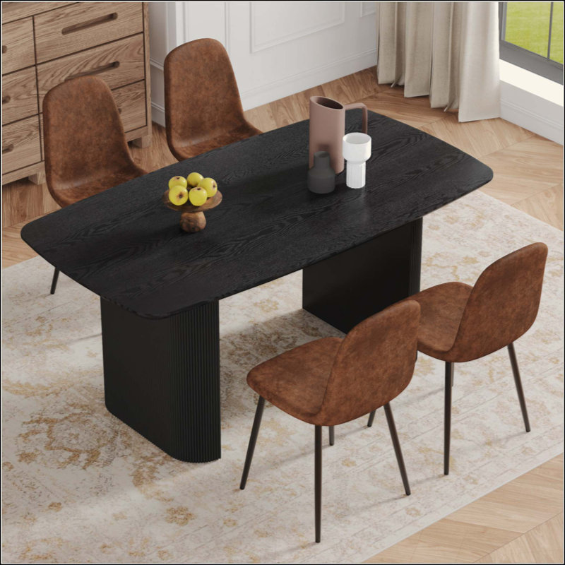 Table de salle à manger spacieuse en bois aggloméré avec 4 chaises confortables en tissu technique, idéales pour les repas de famille et les intérieurs modernes.