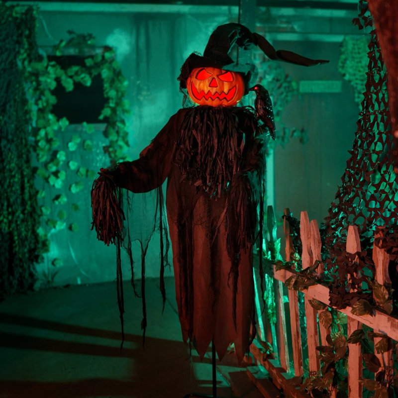 Épouvantail Haunted Hill Farm de 6,0 pi avec corbeau animé d'Halloween avec yeux rouges