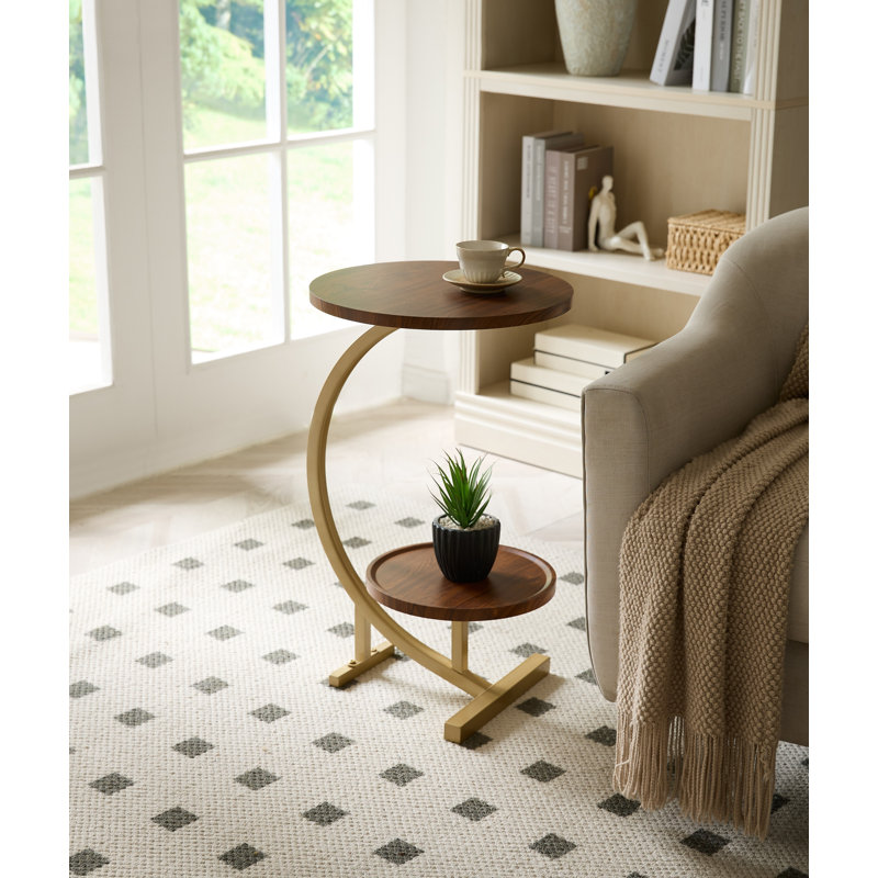 Table d'appoint en forme de C avec rangement à 2 niveaux, plateau rond en bois et structure en métal doré, table de bout moderne pour le salon, la chambre à coucher ou le chevet - noyer