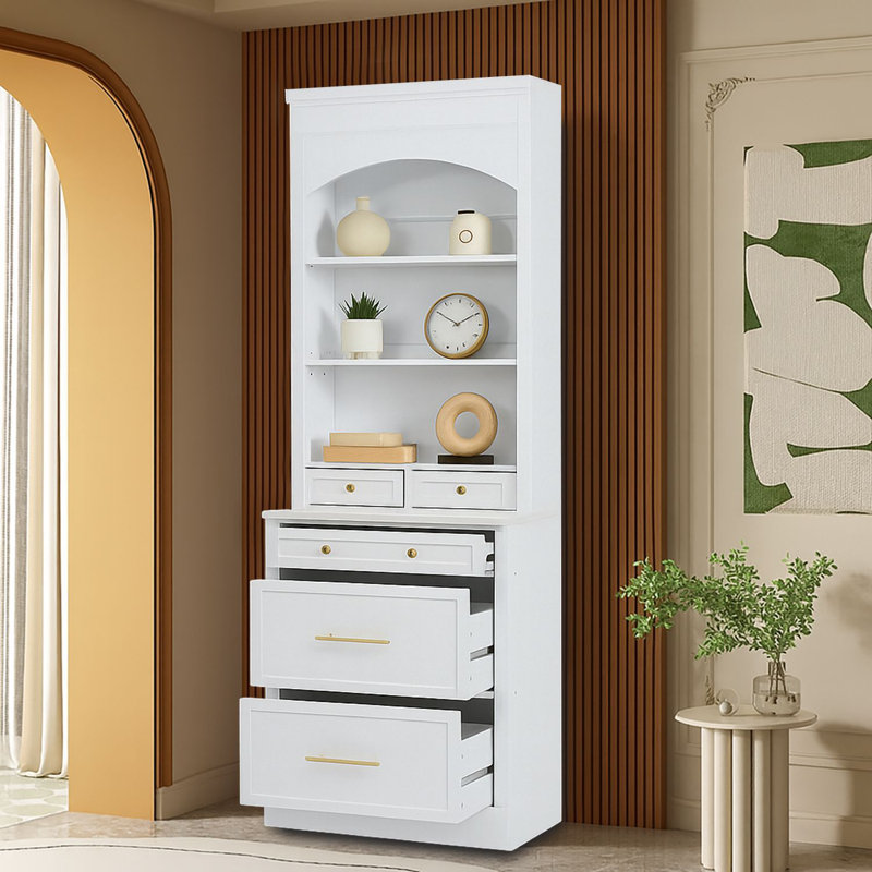 Grand garde-manger avec rangement ouvert pour la salle de bain avec tablettes ouvertes, tiroirs et comptoir en faux marbre pour la salle à manger ou la cuisine