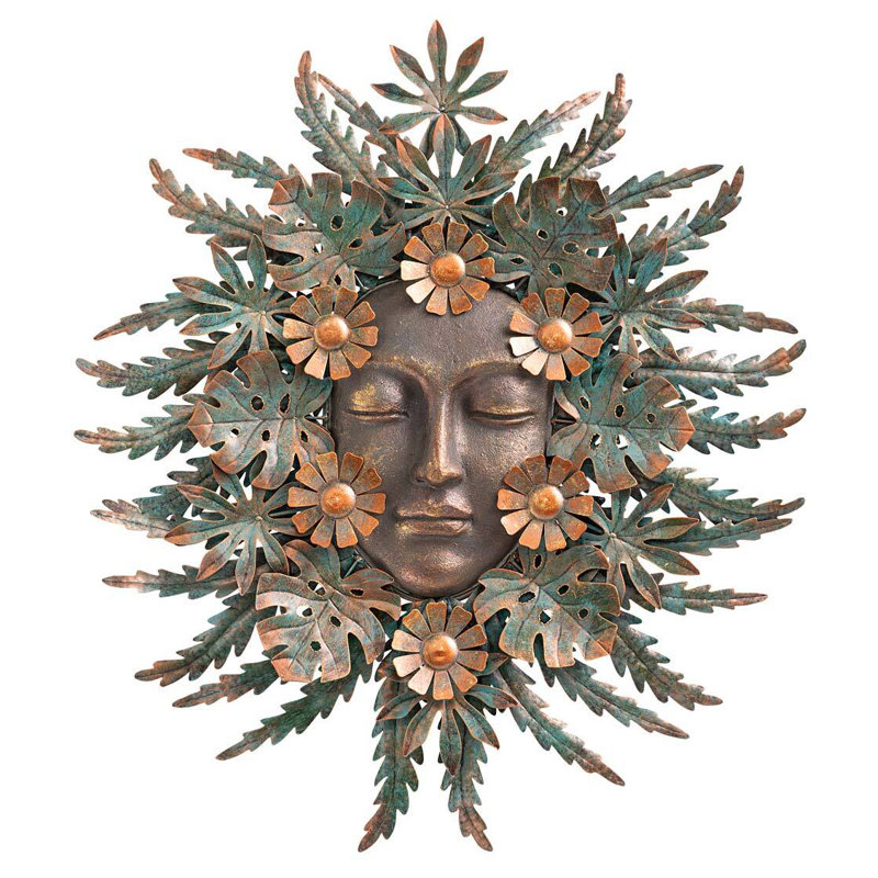 Visage de femme fait à la main entouré de feuilles de métal et de fleurs, art mural