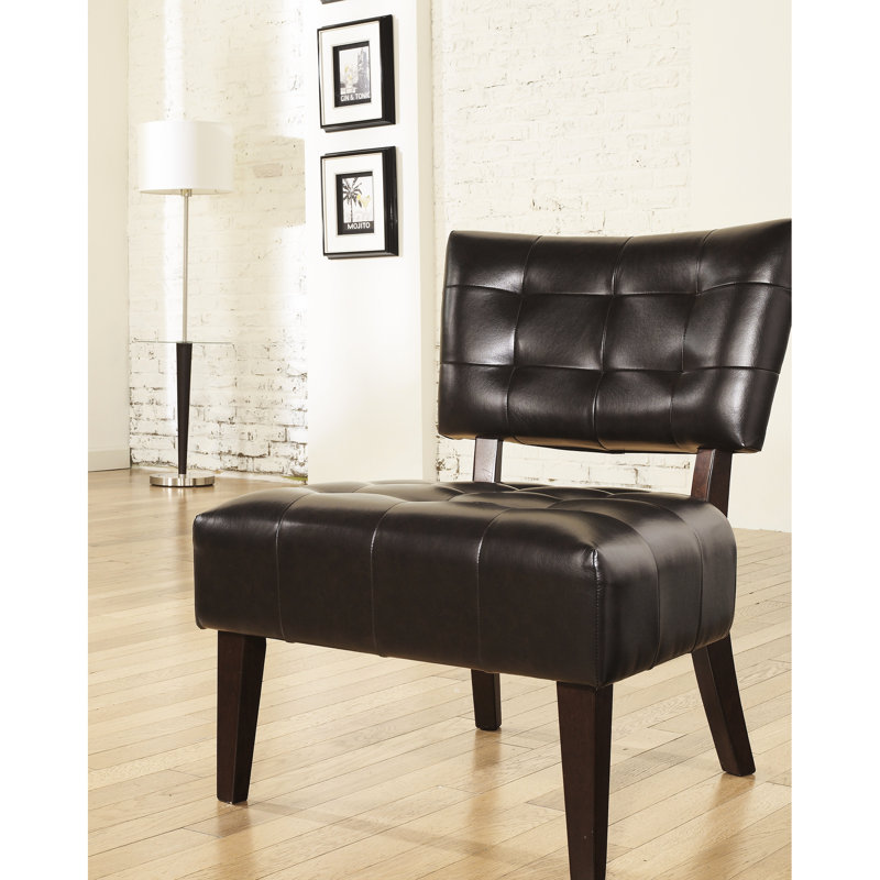 Fauteuil d'appoint en cuir brun avec style sophistiqué et confort dans un salon moderne, Brun