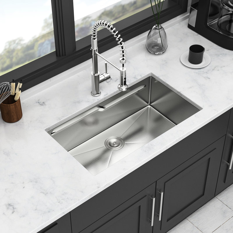 Évier de cuisine 33 "à simple cuve 33" en acier inoxydable T304 avec rebord en forme de Z pour une fonctionnalité améliorée, une conception à écoulement d'eau en X, un revêtement et un évier complet